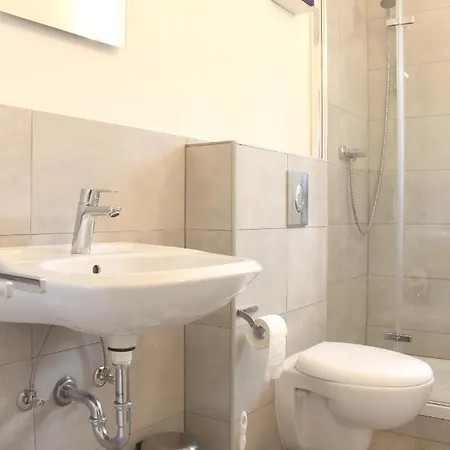 Moderne 1-zimmer Mit Terasse, Kueche, Bad Mit Dusche, Tv & Wifi Apartmán